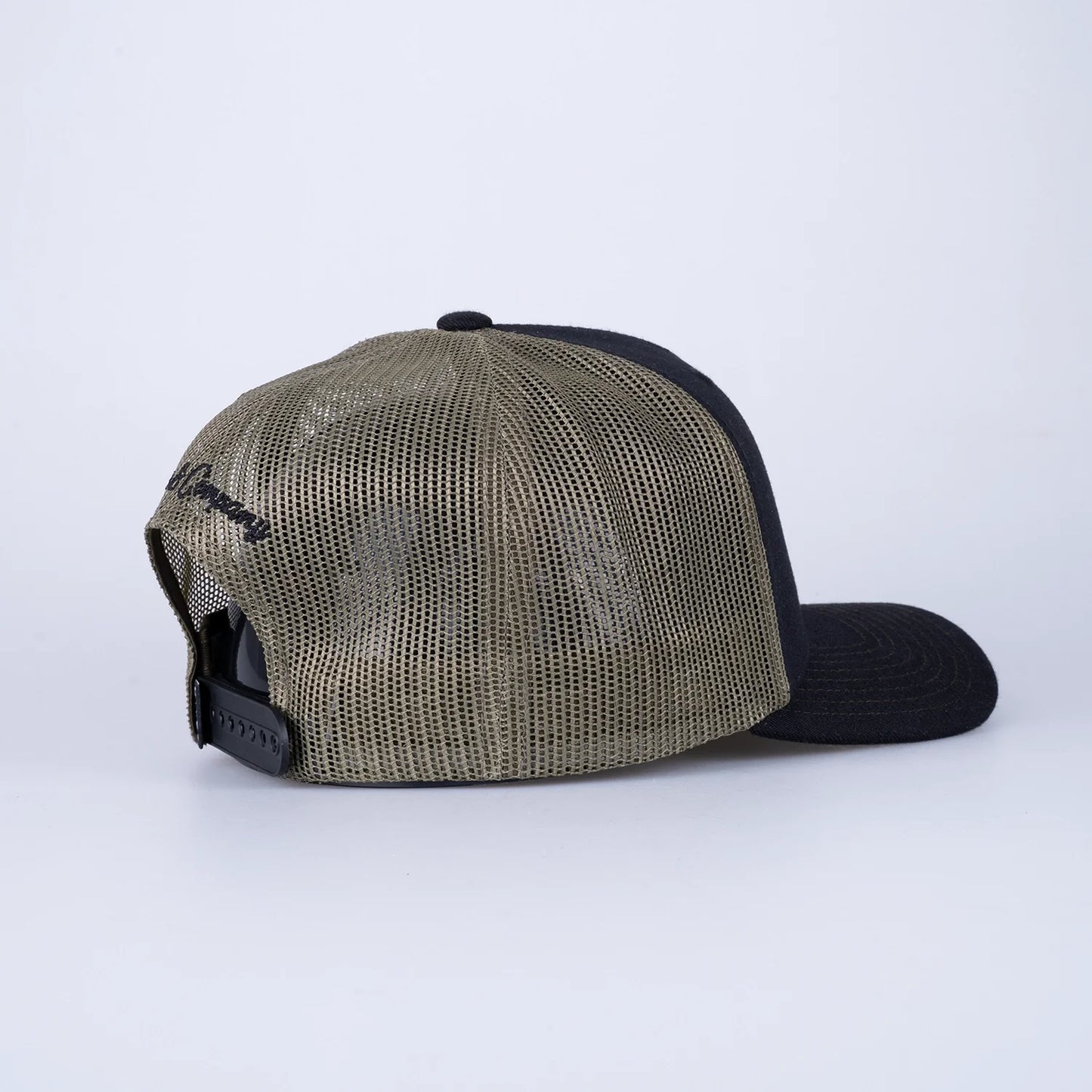 Wolfcreek Lures x SQRTN Dreams Trucker Keps - Black / Olive
